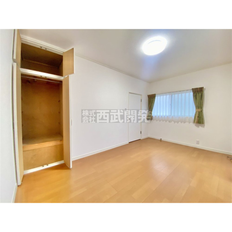 内装 洋服などをすべて収納して室内空間は広々快適