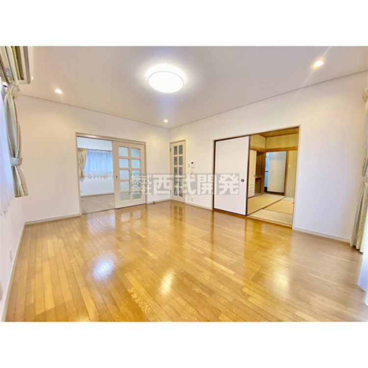 居間 和室と続いているリビング。