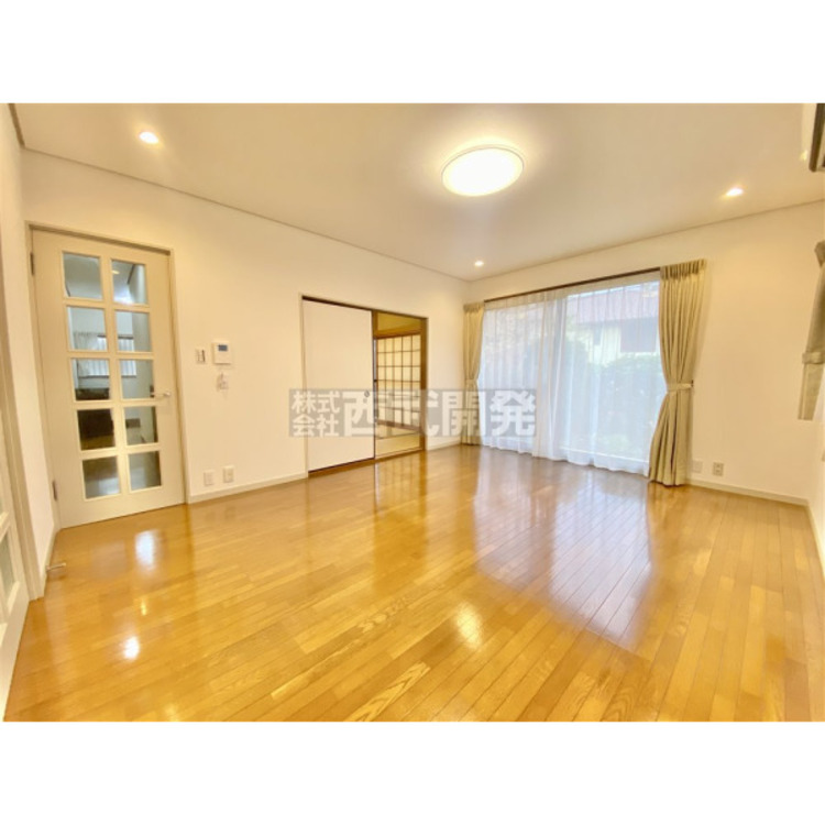 居間 柔らかな光が射し込む家族団らんのリビング。