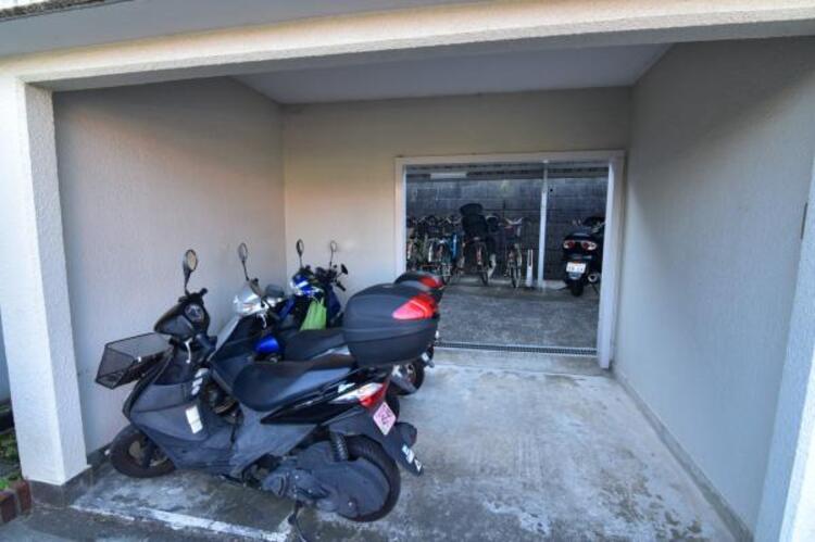 その他 バイク置き場は敷地内にあるためすぐにバイクに乗ることが出来て便利です。