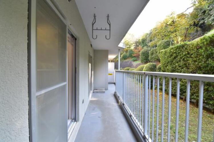 その他 バルコニー　心地よい風や陽光を楽しめるバルコニー。洗濯物を干すだけでなく、アイデア次第で多彩にお楽しみいただけます。