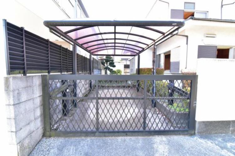 駐車場 敷地内に設けられた駐車スペース。