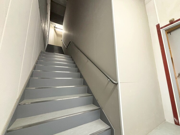 その他 共用部の階段です。明るく清潔に管理されています。