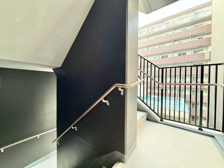 その他 共用部の階段です。明るく清潔に管理されています。