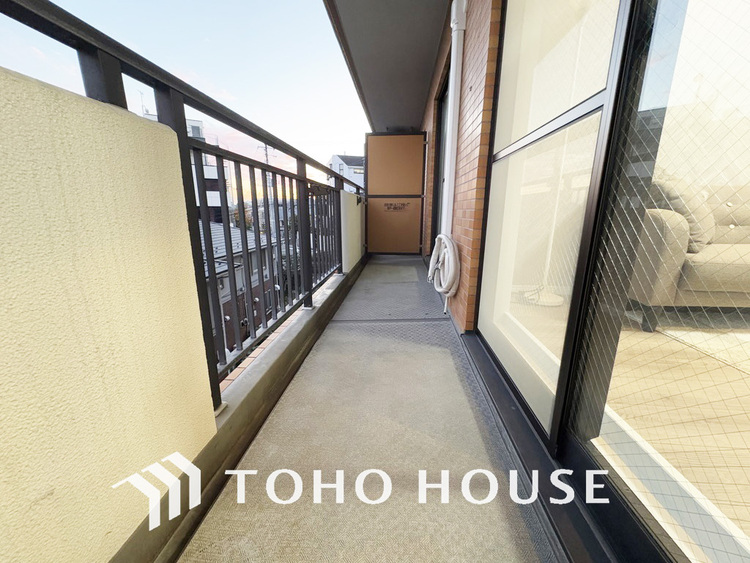 バルコニー 日当たりの良いバルコニーで晴れの日の洗濯物も楽しみになりますね