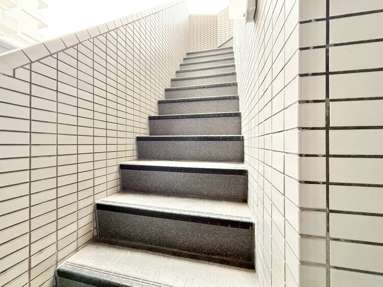 その他 共用部の階段です。明るく清潔に管理されています。