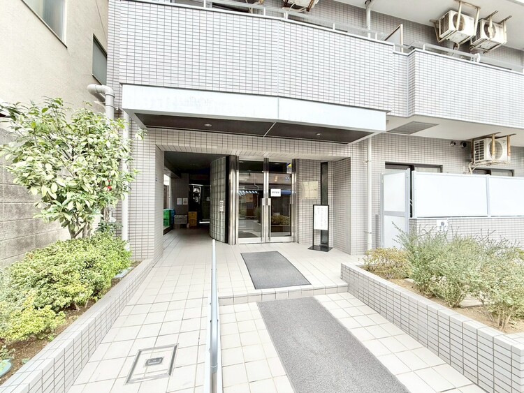 その他 上質感漂う玄関アプローチです。