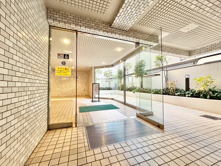 その他 上質感漂う玄関アプローチです。