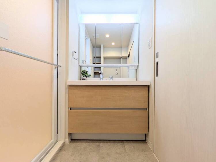 その他 清潔感を感じられる洗面化粧台。