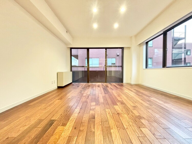 居間 落ち着いた雰囲気に包まれて、伸びやかな空間。