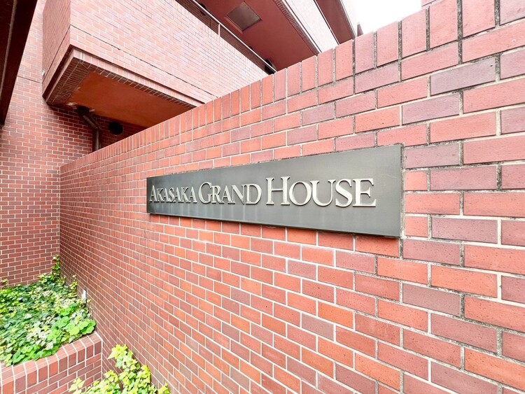 その他 スタイリッシュなエンブレム。お洒落なマンションは入り口から。