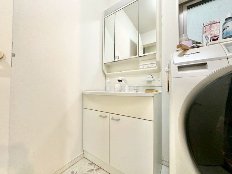 その他 清潔感を感じられる洗面化粧台。