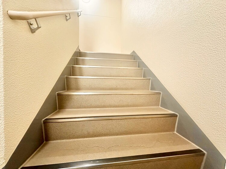 その他 共用部の階段です。明るく清潔に管理されています。