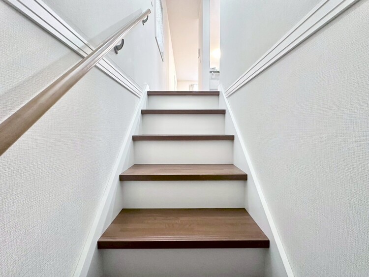 その他 共用部の階段です。明るく清潔に管理されています。