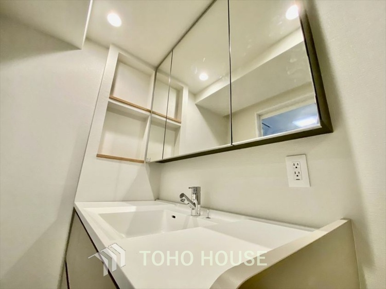 洗面 【WASHROOM】◆快適◆煌びやかな暮らしの中にも忘れたくない快適さ。大きな収納が助けてくれます。