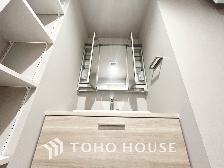 洗面 【WASHROOM】◆快適◆煌びやかな暮らしの中にも忘れたくない快適さ。大きな収納が助けてくれます。