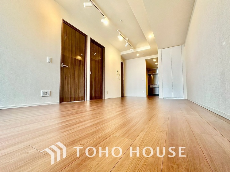 内装 現在改装中◆陽光◆が差し込む。この開放的なLDKに家族の笑顔が集う。家族が一緒に過ごす空間は明るく、そして居心地よく。