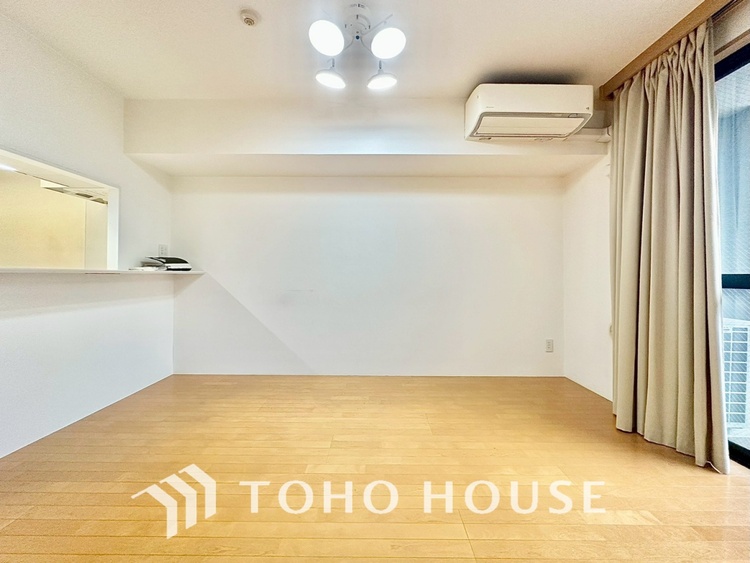 内装 現在改装中◆陽光◆が差し込む。この開放的なLDKに家族の笑顔が集う。家族が一緒に過ごす空間は明るく、そして居心地よく。