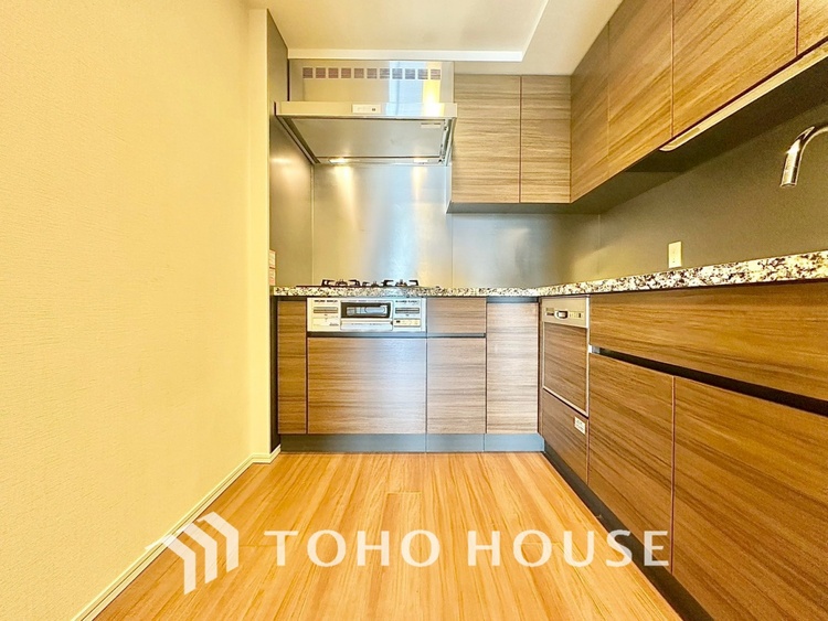 キッチン 現在改装中◆ワクワク◆開放的で機能性も高いシステムキッチン。お子様は毎日のご飯にワクワク！