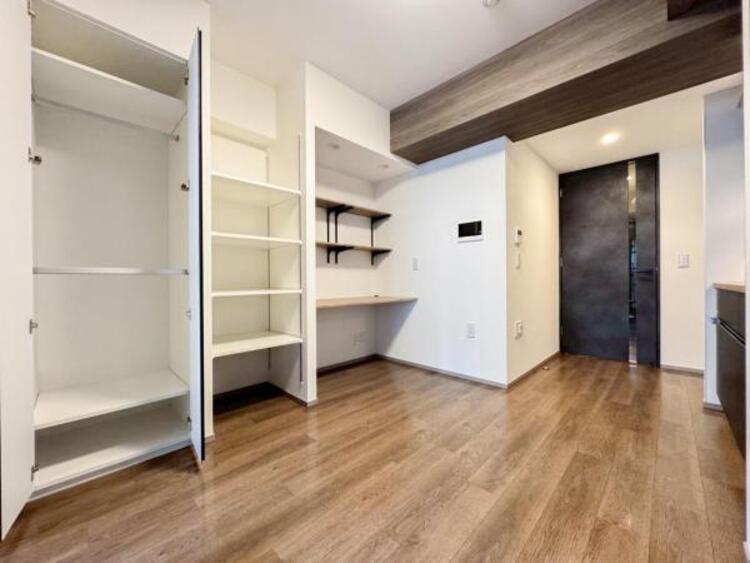 居間 リビングにあふれる採光と心地よい風のつどう調和された空間！！生活を彩る充実した日々が過ごせそうです。家族の滞在期間が長くなることを予測して、設計士が思いと工夫をこらした自慢のリビングダイニング！！！