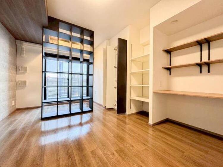 居間 お天気が晴れの日は照明をつけなくても充分明るいリビングです！どこか落ち着きのある広々とした内装です！皆で過ごす空間が、目に浮かんでくる様な優しいリビングダイニングです！くつろいだり楽しい時間を是非！