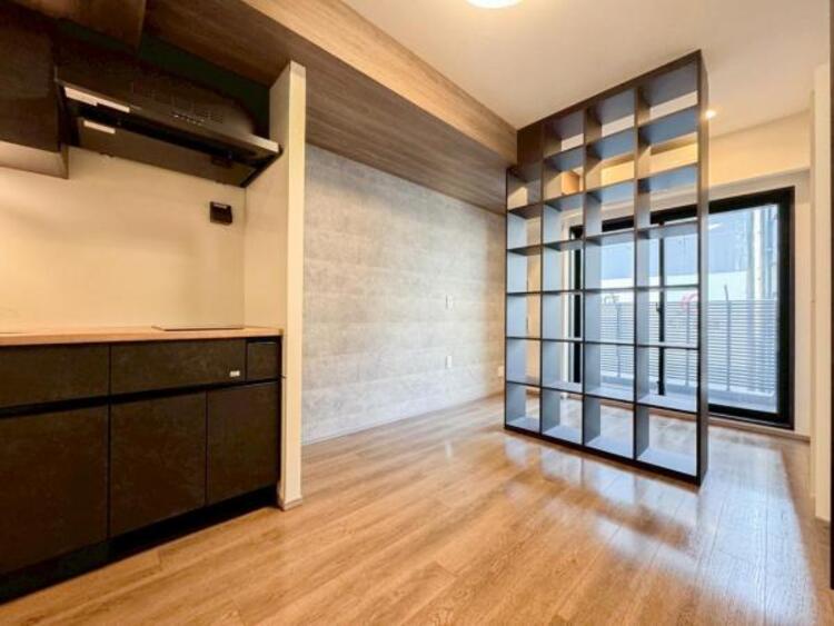 居間 リビングにあふれる採光と心地よい風のつどう調和された空間！！生活を彩る充実した日々が過ごせそうです。家族の滞在期間が長くなることを予測して、設計士が思いと工夫をこらした自慢のリビングダイニング！！！