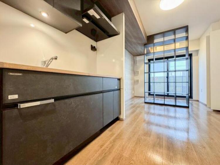 キッチン 広く取られたキッチンスペースはとても便利です。　自由にレイアウトがカスタマイズできます。