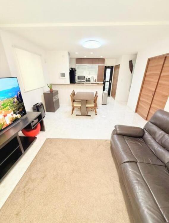 居間 ●〇一日の中で多くの時間を過ごすことになる住まいだからこそ、いつも穏やかな空間であるように心掛けています。構成する建材などへの配慮が、住まう方の健康を守ります。小さなお子様がいるご家庭でも安心です〇●