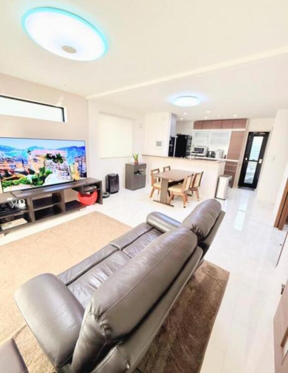 居間 ●〇家族と過ごすひと時を溢れる光が優しく包み込むリビングダイニング。家族とともに、心穏やかに過ごすひととき。家族との時間、自分の時間を大切にできる空間がここにあります。LDKで過ごす時間は大事ですね●