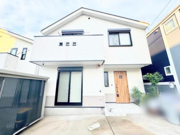 外観 ●〇閑静な住宅地に馴染む落ち着いた色合いの外観。長く愛着を持って住んで頂きたいからこそ飽きのこないシンプルな色目を採用しました。外壁には耐久性・防汚性に優れ、お掃除もしやすいたサイディング材を使用〇●