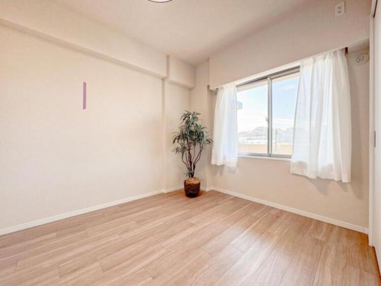 内装 居室はひとり時間を過ごせる安らげるお部屋として活用できます！収納スペースあり！荷物が多くても十分！！ベッドや勉強机、テレビなどを置きたい場合におすすめ！！過ごす時間が長くてもゆったり過ごせそうですね！ 