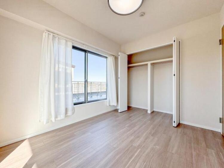 内装 自分の時間を充実させながら心豊かにできるプライベート空間！！穏やかな寛ぎを届ける仕様のゆとりある居室。個室のお部屋が欲しいという要望に応える設計で、過ごす時間が長くてもゆったり落ち着いて過ごせそう！！ 