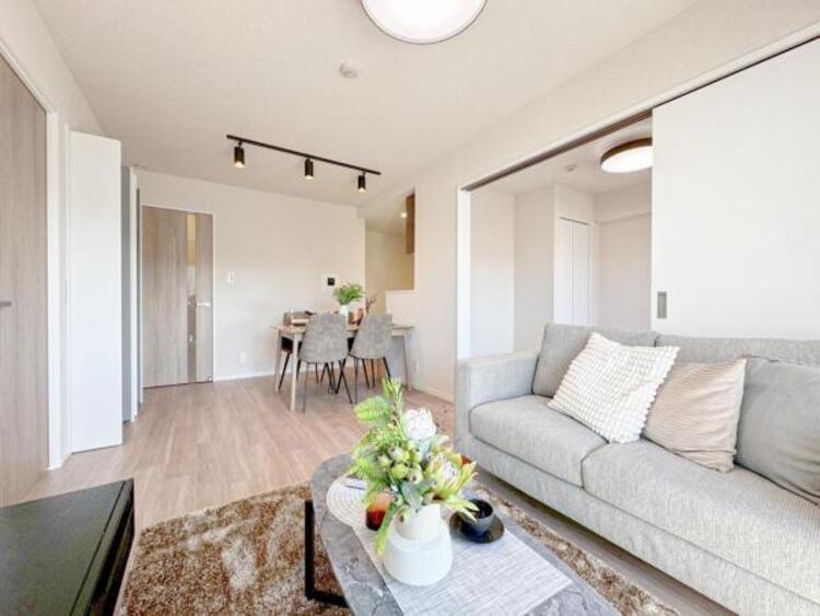 居間 家族の会話や笑顔が行き交うリビングで、子供を走り回らせたい。ダイニングテーブルでゆったり食事を堪能。光と風が溢れる開放的なリビングダイニングには、くつろぎの空間を生み自然と家族みんなが集まってきます 