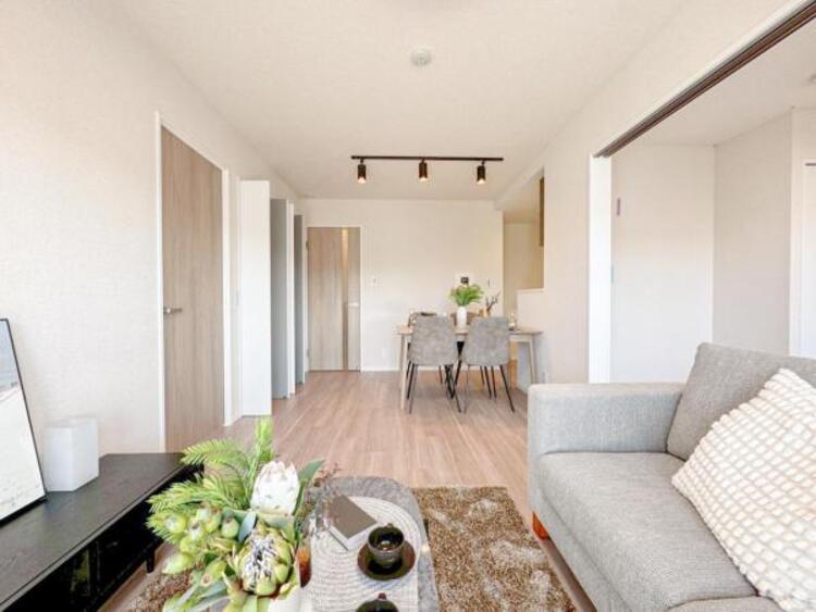 居間 お天気が晴れの日は照明をつけなくても充分明るいリビングです！どこか落ち着きのある広々とした内装です！皆で過ごす空間が、目に浮かんでくる様な優しいリビングダイニングです！くつろいだり楽しい時間を是非！ 