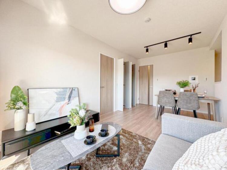 居間 リビングにあふれる採光と心地よい風のつどう調和された空間！！生活を彩る充実した日々が過ごせそうです。家族の滞在期間が長くなることを予測して、設計士が思いと工夫をこらした自慢のリビングダイニング！！！ 