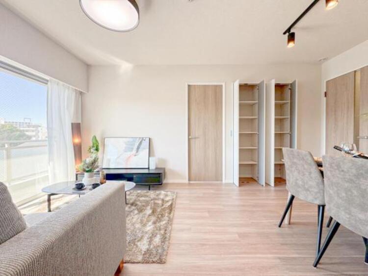 居間 開放感とプライベート感が見事に両立されたリビングダイニング！通常では相反するファクターがともにそろうと極上のくつろぎ空間が生まれます。だれにも譲りたくない至福の空間で過ごす日々は生活をより豊かにします 