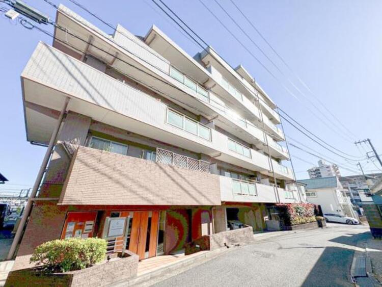 外観 住みやすさとデザイン性を両立させた欲張りな住宅が登場しました　相反しがちなことが相互作用でより良質に！本物だけが表現することができる質の高い機能美はよきものをつなげた古くからの伝統と最新技術の結晶です																			 