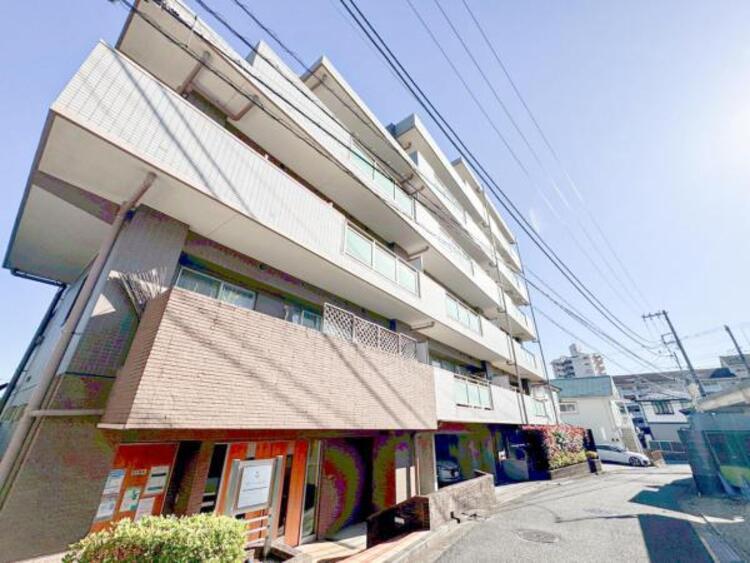 外観 青空を背景にスタイリッシュな外観が住まう人に誇りを与えます。駅周辺施設も利用でき快適生活が送れます！四季を通じて自然と触れ合えるスポットが周辺には沢山あり、お散歩やジョギング週末の遊びにおすすめです。																						 