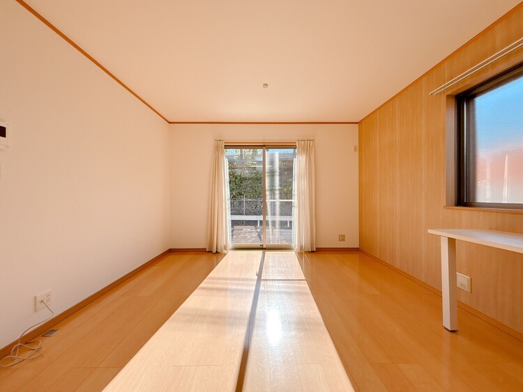 居間 忙しく過ぎゆく日常を置き去るほど、ゆったりした時間が流れるリビング。