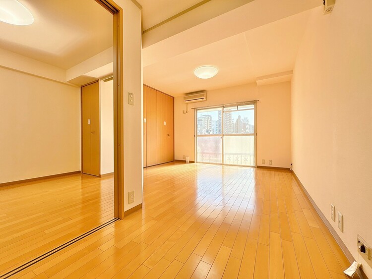 居間 忙しく過ぎゆく日常を置き去るほど、ゆったりした時間が流れるリビング。