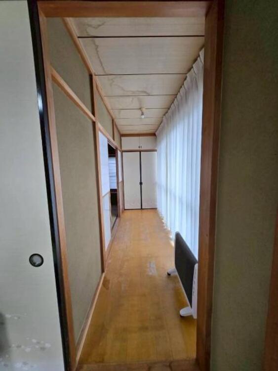 内装 廊下部分にも収納があり便利