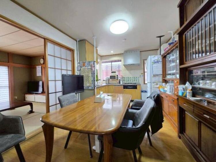 居間 リビングから和室までが続き間になった一体感のあるリビング