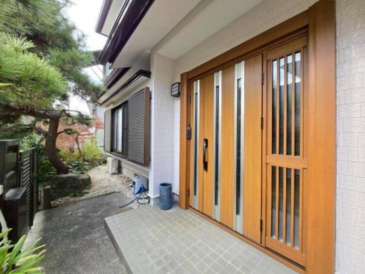 居間 リビングから和室までが続き間になった一体感のあるリビング