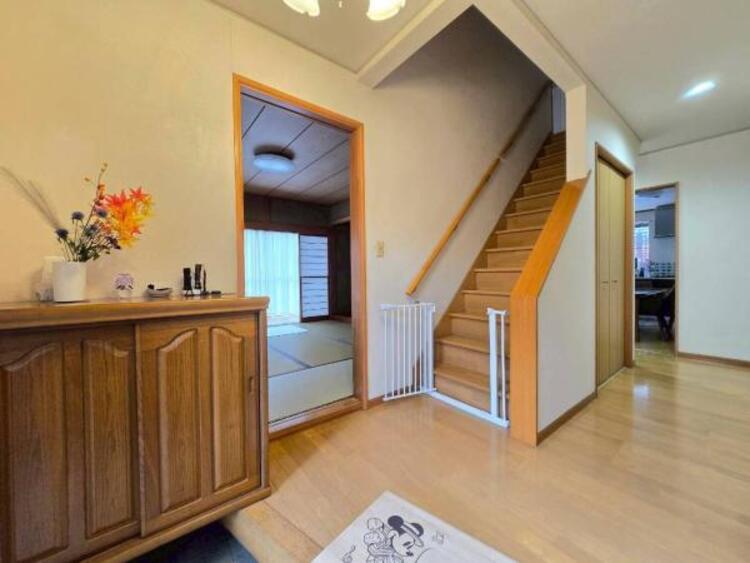 外観 駐車場の横には階段付き！