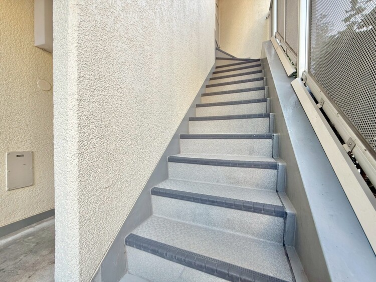 その他 共用部の階段です。明るく清潔に管理されています。