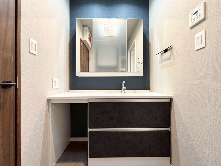 その他 清潔感を感じられる洗面化粧台。
