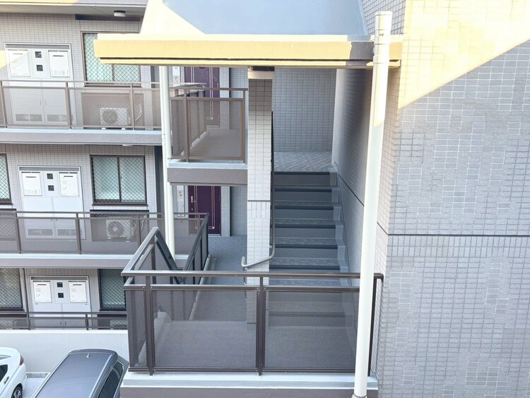 その他 共用部の階段です。明るく清潔に管理されています。