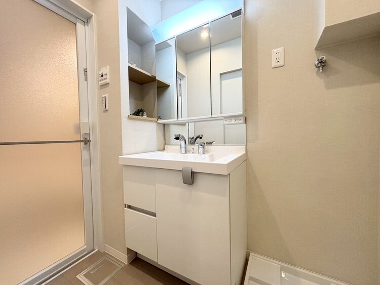 その他 清潔感を感じられる洗面化粧台。