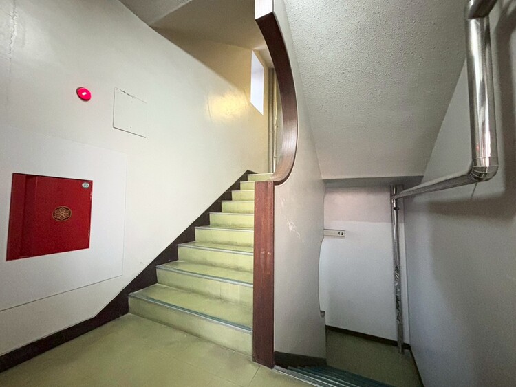その他 共用部の階段です。明るく清潔に管理されています。