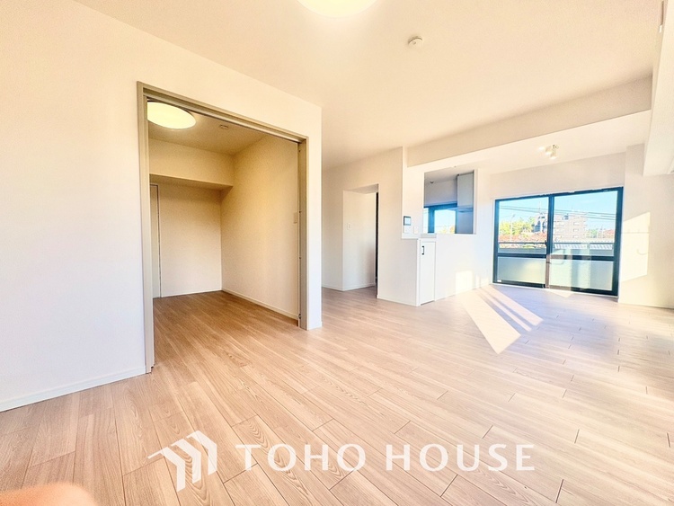 内装 ◆木漏れ日◆の様な採光が優しく足元を照らし、心地いい暮らしの道しるべを写し出す。この空間で過ごす家族との語らいの時間がとても素敵で幸せを感じるかもしれない。